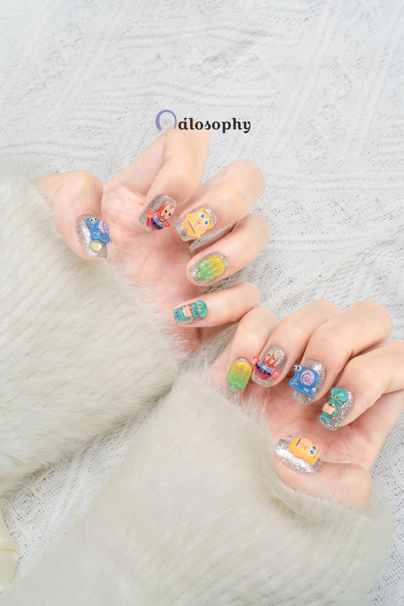 Nailosophy أظافر فاخرة مصنوعة يدويًا قابلة للصق 3D أصدقاء المحيط الكرتونيين الجلّيين على لمعة فضية | شكل مربع - Image 3